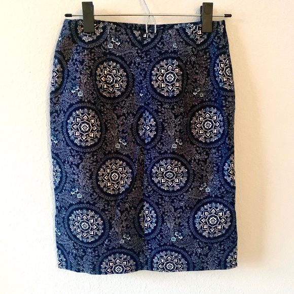 Anne Taylor Loft Fall/Winter Pencil Skirt - Picture 2 of 6